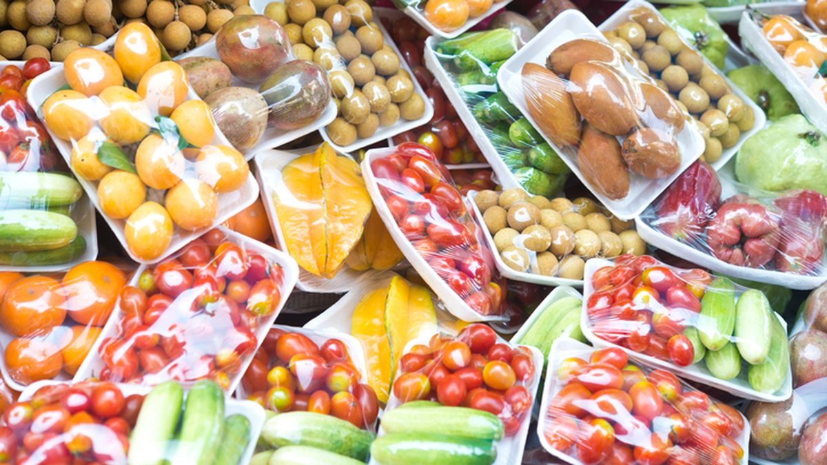 As of today, the ban on plastic packaging for fruits and vegetables in France is in force