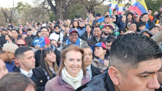 Diana Mondino se sumó a la multitud que espera los resultados electorales en la embajada de Venezuela.