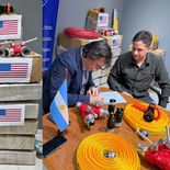 La ayuda estadounidense incluye mangueras, llaves y equipos de comunicación para combatir los incendios en Epuyén, Puerto Patriada y el Parque Nacional Los Alerces. La ayuda estadounidense incluye mangueras, llaves y equipos de comunicación para combatir los incendios en Epuyén, Puerto Patriada y el Parque Nacional Los Alerces.