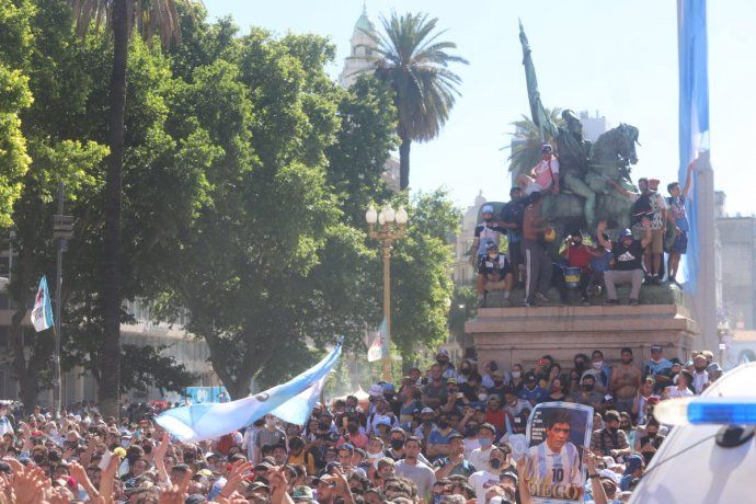 Maradona Estatua Movilización.jpeg