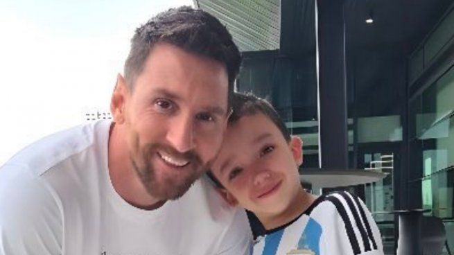Messi junto al niño que atraviesa el mismo tratamiento que él.&nbsp;