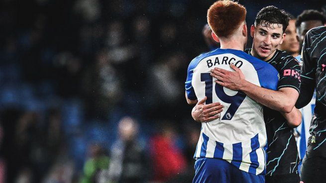 Abrazo. Valentín Barco y Julián Álvarez se saludaron al término del partido.&nbsp;