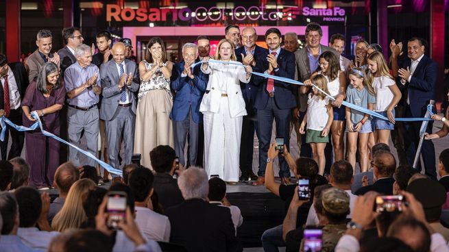 El gobernador Maximiliano Pullaro encabezó el acto inaugural del Aeropuerto Internacional Islas Malvinas ante unas 25.000 personas, en una jornada que combinó anuncios oficiales y actividades abiertas al público.