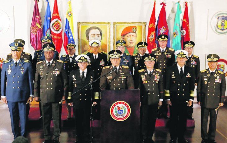 Mise-en-scène. El ministro de Defensa de Venezuela, Vladimir Padrino López, ayer durante la conferencia de prensa en la que explicitó el respaldo de la alta comandancia castrense a Nicolás Maduro.