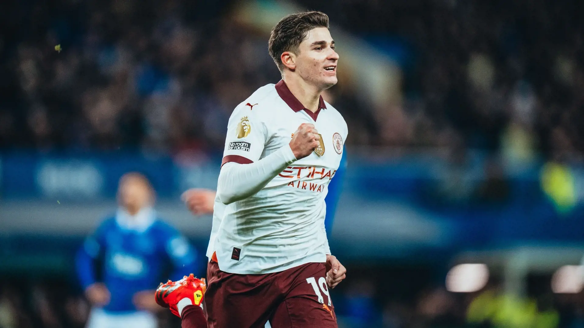 Manchester City won with a goal from Julián Álvarez and stays alive