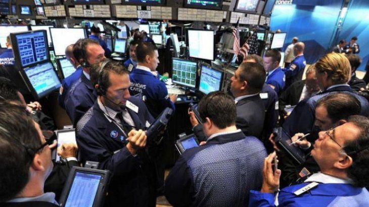 Wall Street cerró dispar tras la euforia que provocó Powell: una acción del Dow se hundió 10%