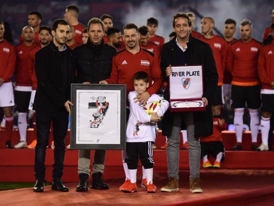 Mora recibió plaquetas de parte de los dirigentes.
