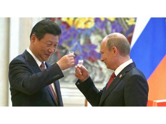 Vladimir Putin y Xi Jinping, cara a cara, en cumbre paralela.