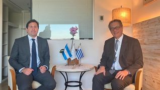 El presidente del Banco Central de Uruguay, Diego Labat (izquierda), y su par de Argentina, Miguel Pesce (derecha).