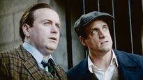 gigantes de la industria. Cillian O’Gairbh (Walter Chrysler) y su asistente (Charlie Kranz).
