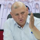 El candidato presidencial peruano Napoleón Becerra murió a los 67 años tras un accidente de tránsito cuando viajaba a un acto de campaña en el sur del país. El candidato presidencial peruano Napoleón Becerra murió a los 67 años tras un accidente de tránsito cuando viajaba a un acto de campaña en el sur del país.