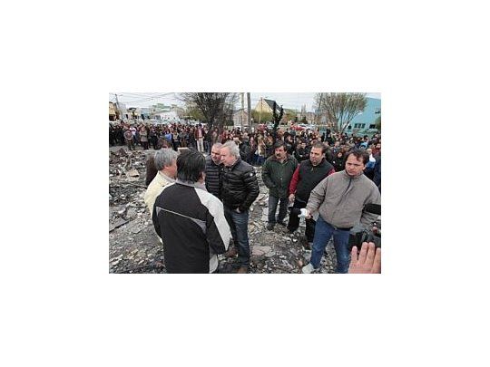 Tras visitar los escombros que dejó el fuego en el edificio de la Función Pública, el gobernador Daniel Peralta hizo un llamado a la paz social y a la reflexión de las fuerzas políticas y sociales. (Foto: gentileza Tiempo Sur)