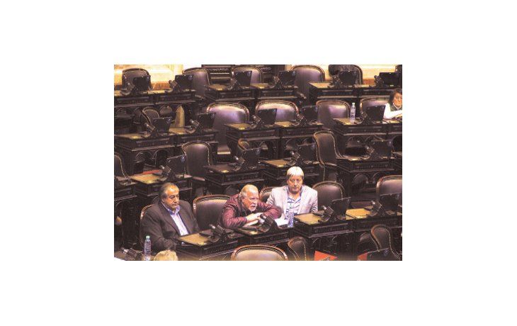 ámbito.com | Recinto casi vacío. La izquierda apoyó la sesión del kirchnerismo para aprobar la ley antiempleo, pero el quórum nunca llegó. El miércoles habrá otro round, en el que todos los bloques bajarán a sesionar.