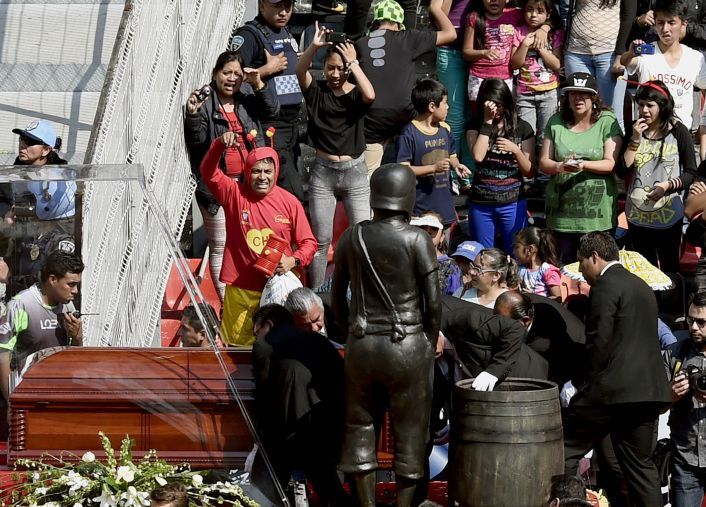 Miles de personas dieron el último adiós a Chespirito (foto 3)