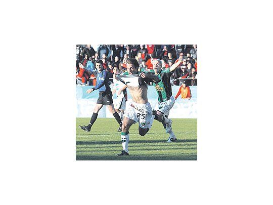 Lucio Filomenogrita a gargantaplena su golcon el queNueva Chicagose salvó deldescensodirecto. Ahorajugará lapromoción conTigre.
