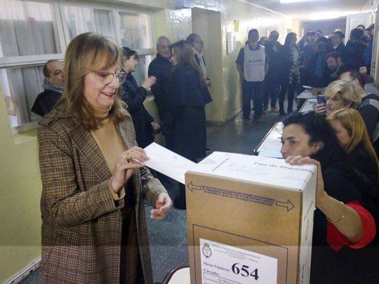 La gobernadora de Santa Cruz, Alicia Kirchner, al emitir su voto.