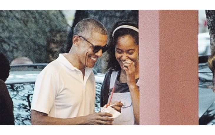 ámbito.com | distendido. Barack Obama toma un helado junto a su hija Sasha en Hawáii, donde la familia presidencial decidió pasar el receso navideño.