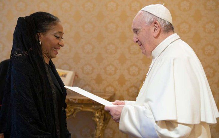María Fernanda Silva, al entregar sus credenciales al papa Francisco.