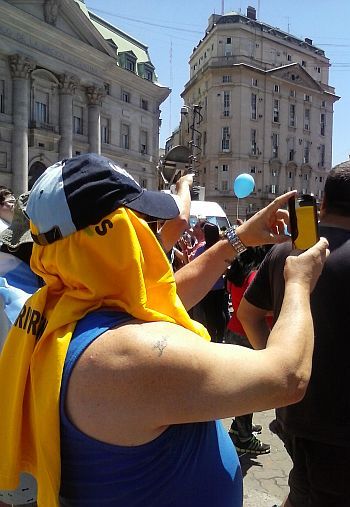 Crónica y fotos de una asunción acalorada en la Plaza de Mayo (foto 4)