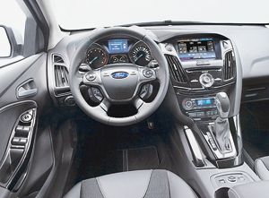 Entretenimiento a bordo. Los teléfonos móviles, y los equipos de música en formato mp3, ipod, cámaras fotográficas, videos, etcétera están modificando el diseño interior y las utilidades del automóvil.