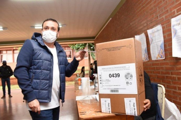 El gobernador de Misiones, Oscar Herrera Ahuad, emitiendo su voto.