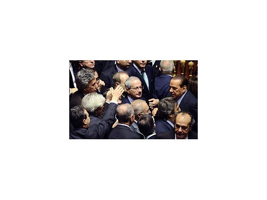 El primer ministro de Italia, Silvio Berlusconi, superó en la Cámara de Diputados las mociones de censura contra su Gobierno.