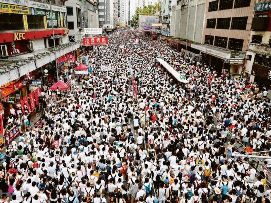 Marea blanca. Según los organizadores de la protesta, hubo 1.030.000 personas en las calles de Hong Kong, que se mostraron en contra del proyecto de ley que autorizaría las extradiciones hacia países como la China continental. Durante la desconcentración, hubo algunos incidentes con la policía y se registraron heridos.