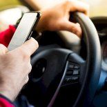Las multas de tránsito también se aplican por utilizar el celular con el auto estacionado Las multas de tránsito también se aplican por utilizar el celular con el auto estacionado