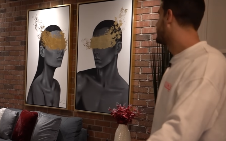 La mansión de Adrián Marcelo combina estética oscura con piezas únicas que difícilmente se ven en otra casa de Monterrey. La mansión de Adrián Marcelo combina estética oscura con piezas únicas que difícilmente se ven en otra casa de Monterrey.