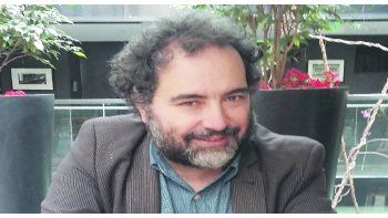 ámbito.com | Rafael Gumucio. “Mi personaje es fruto de una época que ya no existe,  cuando el tipo llegaba a su hogar y su mujer le ponía las pantuflas”.