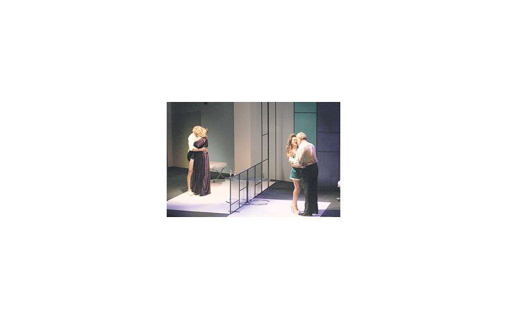 Miguel Angel Rodríguez, Georgina Barbarossa, Cristian Sancho y María Fernanda Callejón en «Vidas privadas», comedia elegante que prueba que José María Muscari puede lucirse más dirigiendo obras de otros autores que las propias.
