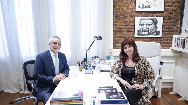 Cristina Kirchner junto al embajador de Brasil, Julio Glinternick.