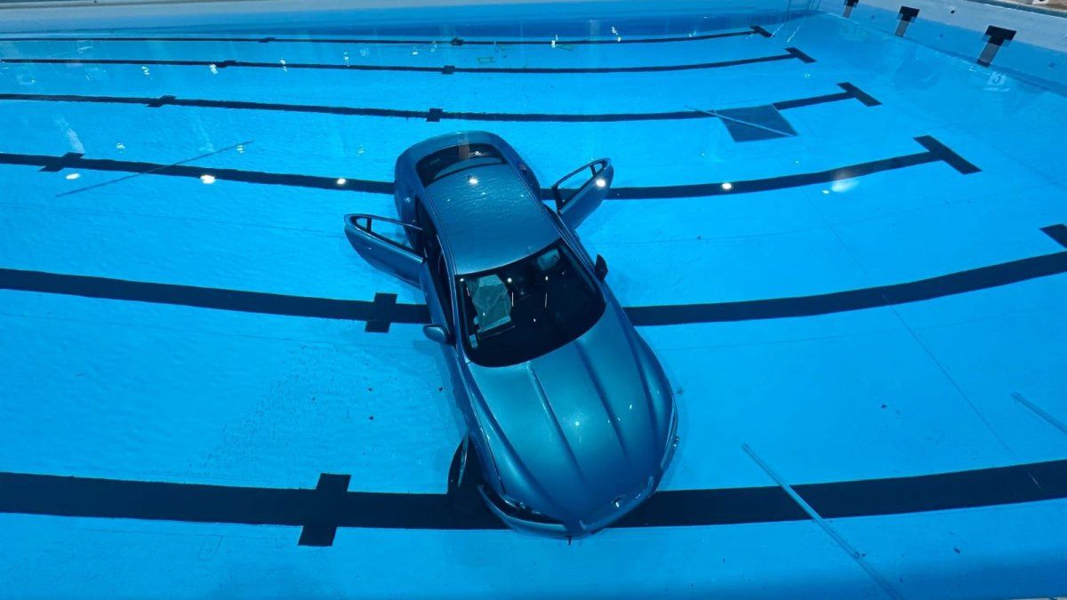 Francia: una mujer perdió el control de su auto y terminó con su hija en el fondo de una pileta Francia: una mujer perdió el control de su auto y terminó con su hija en el fondo de una pileta