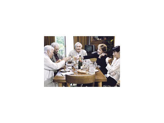 Jane Fonda, Geraldine Chaplin, Claude Rich, Daniel Bruhl y Pierre Richard en “¿Y si vivimos todos juntos?”, film liviano sobre temas “densos” tratados casi siempre amablemente.