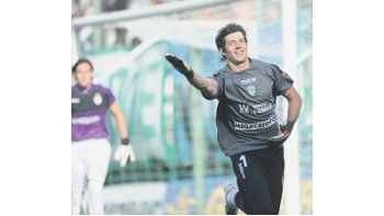Enrique Bologna festeja el primer gol de su carrera cargando a su colega Caranta. Banfield ganó el clásico y fue un gran espaldarazo para su técnico Méndez.