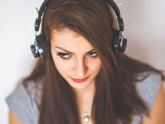 joven escucha música_1000.jpg
