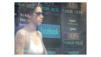 El NASDAQ (el mercado de las tecnológicas) ya colocó el logo de Facebook en la vidriera de su sede de Times Square en Nueva York. Hoy comienza a transarse, y expertos prevén suba del 50%.