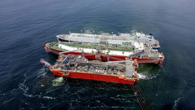 El proyecto Argentina LNG busca monetizar los enormes recursos gasíferos de Vaca Muerta mediante un esquema de licuefacción escalonado que combinará unidades flotantes (FLNG) con futuras instalaciones terrestres