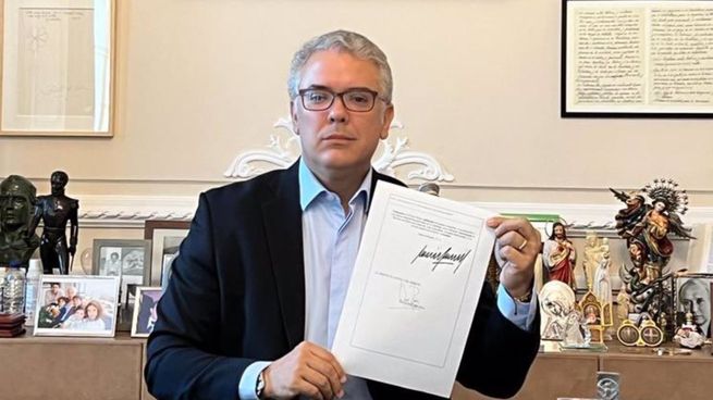 El presidente de Colombia, Iván Duque, muestra la firma de la extradición de Otoniel.