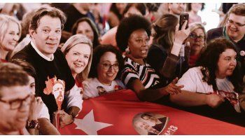 ámbito.com | SUCESOR. Fernando Haddad recorre Brasil en plan de campaña y se dispone a asumir la candidatura presidencial del Partido de los Trabajadores. El carisma de Lula da Silva es su gran carta.