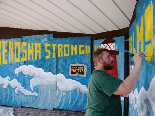 MENSAJE. La ciudad de Kenosha, Wisconsin, se llenó de murales con el mensaje “Black Lives Matters” (las vidas negras importan).
