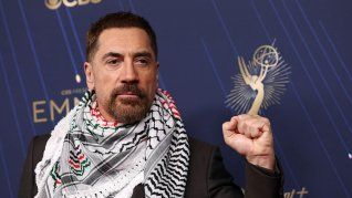 Javier Bardem, con un pañuelo palestino en los premios Emmy.