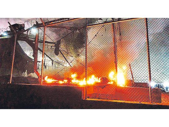 Destrucción.  El fuego se apoderó ayer del centro de refugiados de Moria (Lesbos), cuyos habitantes se vienen quejando de sus pésimas condiciones de vida y de la violencia entre grupos de distintas nacionalidades.