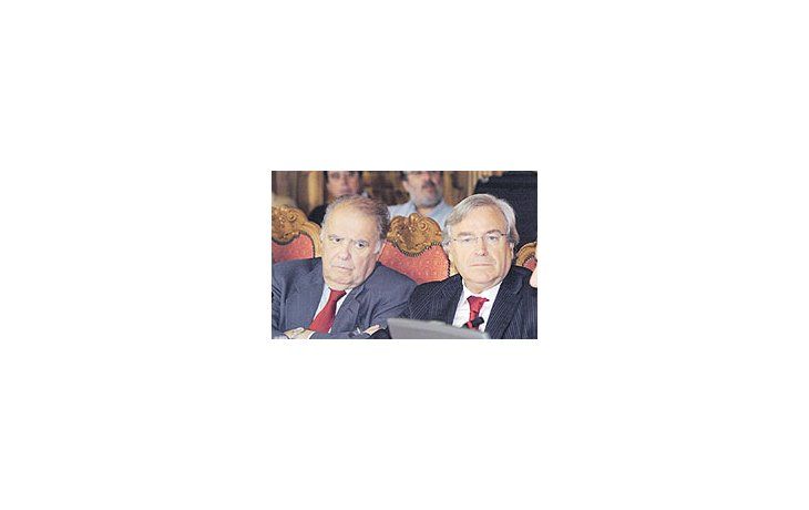 Enrique Iglesias, ex titular del BID, y Francisco Luzón, director de la división América del Grupo Santander, durante el seminario que se realiza en España.