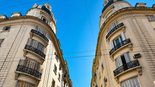 Vista simétrica del Pasaje Rivarola, con sus dos cúpulas gemelas y estética de inspiración europea Vista simétrica del Pasaje Rivarola, con sus dos cúpulas gemelas y estética de inspiración europea