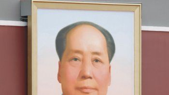 SUCESOR. El presidente Xi Jinping dio su discurso desde los balcones de uno de los palacios de la Ciudad Prohibida, ataviado con el traje que popularizó Mao Zedong.