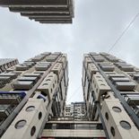 Con una fachada repleta de ojos de buey que remiten a la arquitectura japonesa contemporánea, esta torre se convirtió en una de las construcciones más llamativas y reconocibles de Buenos Aires Con una fachada repleta de ojos de buey que remiten a la arquitectura japonesa contemporánea, esta torre se convirtió en una de las construcciones más llamativas y reconocibles de Buenos Aires