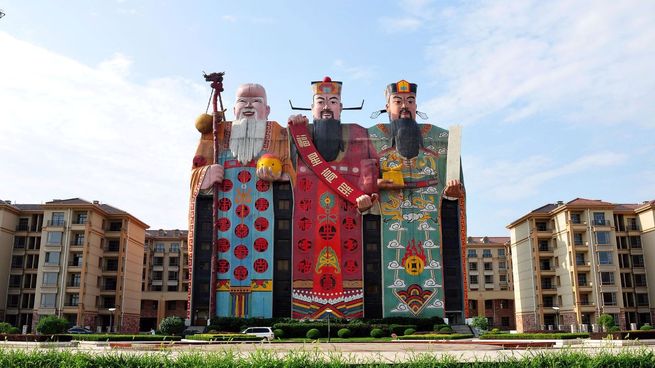 Los tres hombres de su fachada representan a dioses de la cultura popular china.