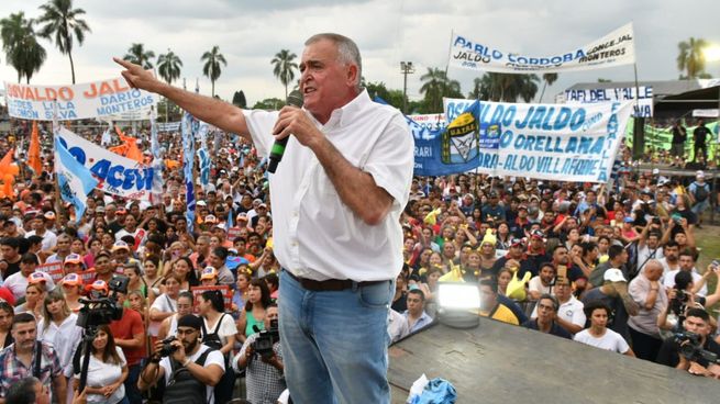 El gobernador de Tucumán, Osvaldo Jaldo, junto a la militancia del Partido Justicialista por el Día de la Lealtad.&nbsp;