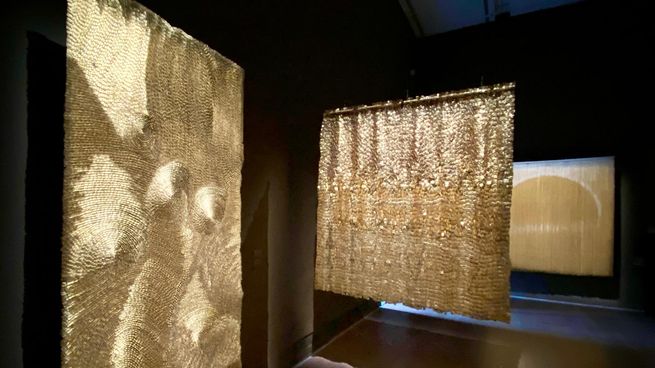 Obras monumentales (1969-72) de impronta arquitectónica que dinamizan el espacio y reivindican al tapiz como presencia y no como ornamento.